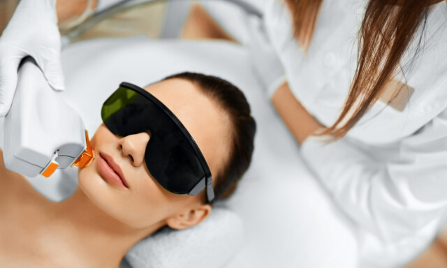IPL: Intens pulsed light. Behandling av sprukne blodkar i ansikt. FOTO: NTB Scanpix / Shutterstock / puhhha IPL: Intens pulsed light. Behandling av sprukne blodkar i ansikt. FOTO: NTB Scanpix / Shutterstock / puhhha